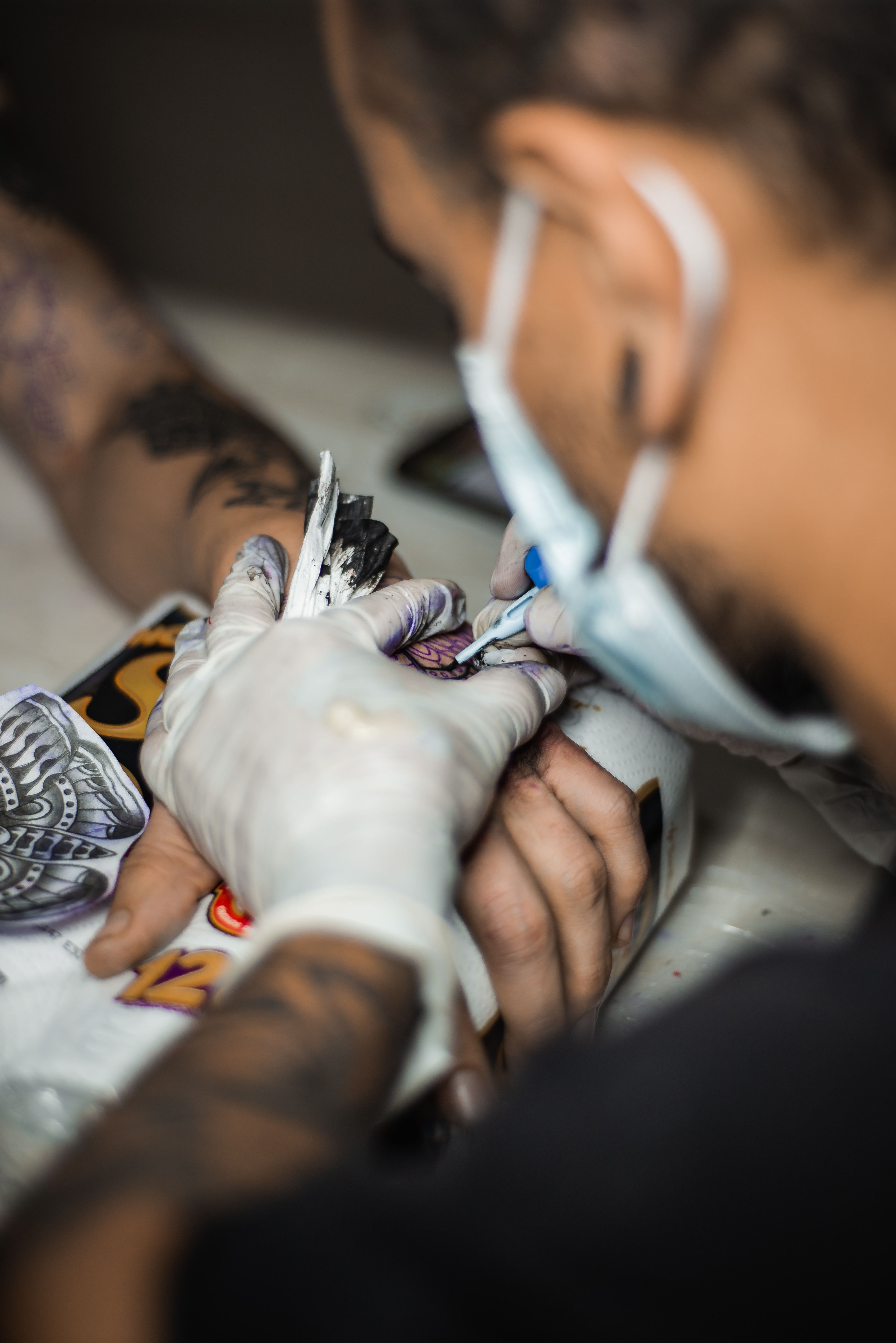 Artista tatuando en sesión