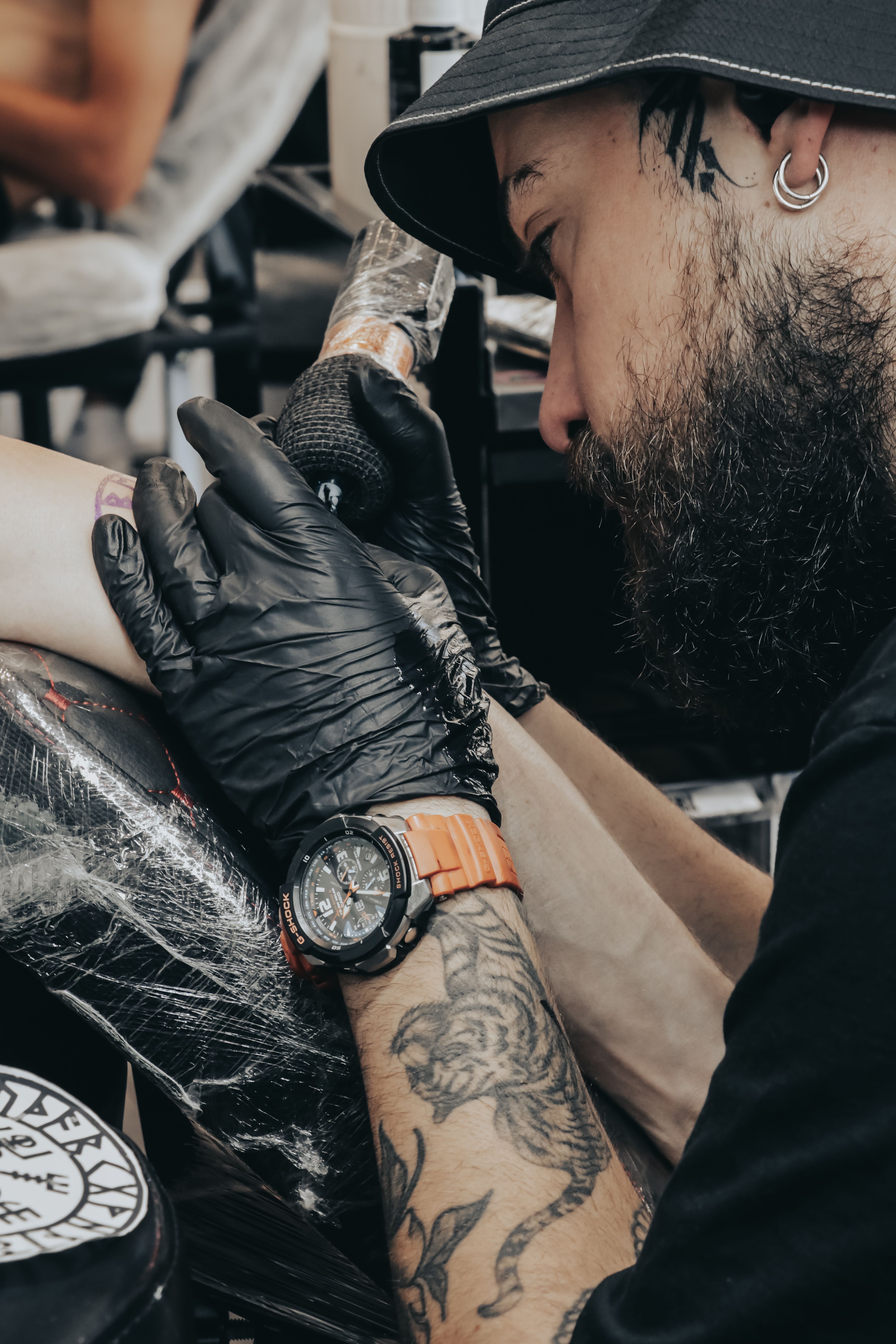 Sesión de tatuaje en el estudio